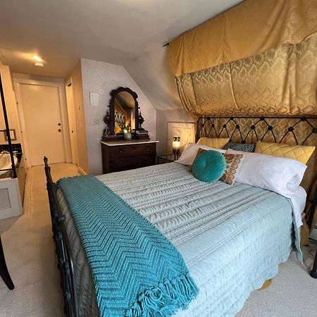 Astor House Bed & Breakfast Грийн Бей Екстериор снимка